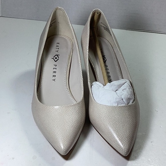 Katy Perry

The Golden Pump - Picture 8 of 11